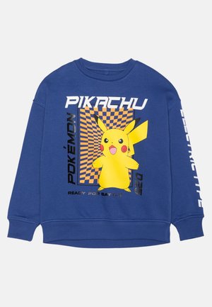 Niebieska bluza z żółtą postacią Pikachu z tekstem "PIKACHU," "POKEMON," i "READY FOR BATTLE" z przodu i na rękawie.