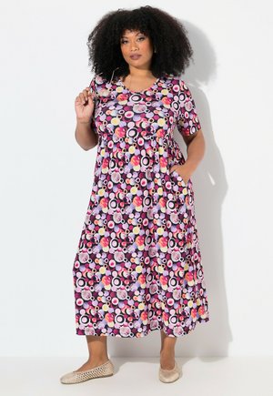 Robe maxi avec un col rond, manches courtes, de couleur rose vif, violet et motifs circulaires multicolores ; elle comporte des poches et arrive aux chevilles.