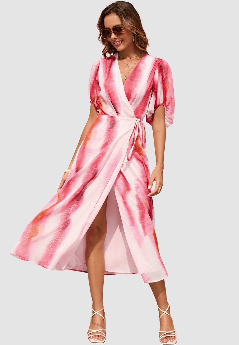 Vestido maxi rosa y blanco con un diseño de envoltura, mangas cortas abullonadas y una abertura lateral. Presenta un patrón abstracto con una textura ligera.