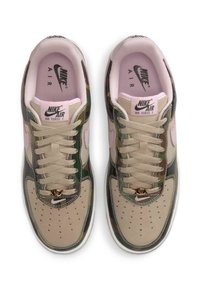 Beige og grøn camouflage Nike Air Force 1 sneakers med pink accenter, snøring, perforeret tå og logo på tungen og indersiden.