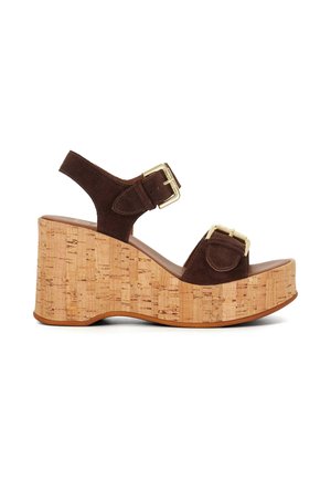 Sandales compensées en daim marron avec des sangles à double boucle, plateforme texturée en liège et semelle intérieure lisse marron, présentant un design de talon robuste.