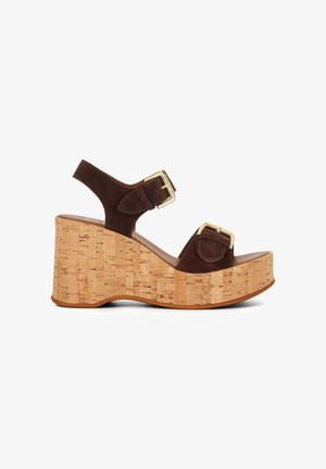 Bruine suède wedge sandalen met dubbele gespriemen, kurk-achtige platform en een gladde bruine voetbed, met een stevig ontwerp van de hak.