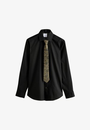 Sort skjorte med lange ærmer og en spidse krave, der har et slips med gyldent paisley-mønster. Glat stof, knaplukning foran.
