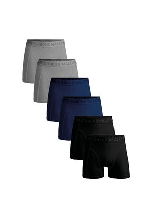 Šesť boxeriek v sivej, námorníckej a čiernej farbe, s priliehavým strihom a čiernym elastickým pásom s označením "MUCHACHO MALO".