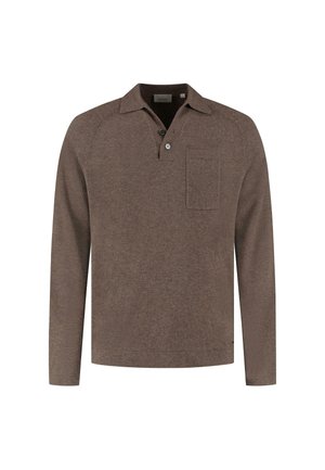 Ruskea pitkähihaiseen polo-paita, joka on valmistettu pehmeästä kankaasta ja jossa on terävä kaulus, kolmen napin listo ja pieni rintatasku.