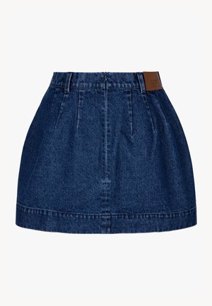 Ciemnoniebieska mini spódnica dżinsowa z przednimi plisami, szlufkami na pasek, suwakiem z tyłu i brązową skórzaną łatą na pasku.