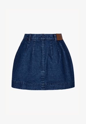 Ciemnoniebieska mini spódnica dżinsowa z przednimi plisami, szlufkami na pasek, suwakiem z tyłu i brązową skórzaną łatą na pasku.