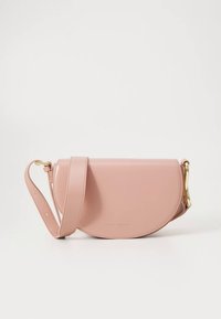 Sac bandoulière en cuir rose de forme arrondie, avec des ferrures dorées et une sangle réglable. Texture lisse avec un design minimaliste.