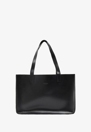 Melna ādas pārvadāšanas soma ar divām plakankārām rokturiem, taisnstūrveida forma, gluda tekstūra un izspiesta logotipa zīme priekšpusē. Nav redzami metāla detaļas.