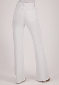 Witte flare jeans met een hoge taille en twee achterzakken. Glad denimtextuur met een schone afwerking en minimale hardwaredetails.