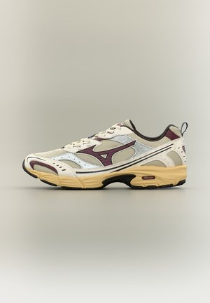 Bézs és bordó színű atlétikai edzőcipő hálós felsőrésszel, gumitalppal és Mizuno logóval, oldalnézetben semleges háttéren.