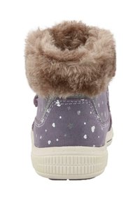 Lila Wildledersneaker mit einem flauschigen braunen Kragen, weißen Sprenkeln, kontrastierender weißer Sohle und strukturiertem Gummiboden.