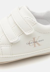 Calvin Klein Jeans JEAN UNISEX - Pirmieji vaiko batukai - off white/beige