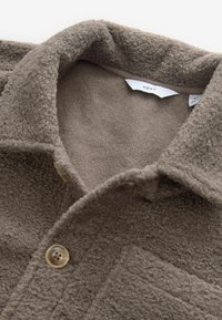 Fleece-Hemdenjacke in Hellbraun mit strukturiertem Stoff, einem Hemdkragen, einer Knopfleiste und gestepptem Musterdetail.