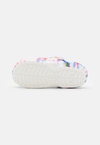 Crocs CLASSIC TIE DYE UNISEX - Mules - garnet/multi-coloured