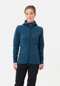 Blauwe gewatteerde fleecejas met capuchon, voorrits en twee zijzakken. Heeft een gestructureerde afwerking en aansluitende lange mouwen.