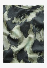 Ausgewählt, khaki green animal print