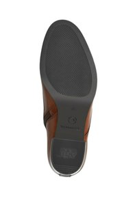 Scarpa in pelle marrone con suola texturizzata, caratterizzata da punta arrotondata e dettagli cuciti lungo i lati. Tacco in gomma per una maggiore aderenza.
