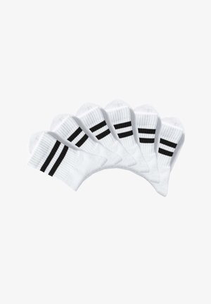 Sechs Paar weiße Knöchelsocken mit zwei schwarzen Streifen am gerippten Bündchen, in einem Fächer angeordnet auf weißem Hintergrund.