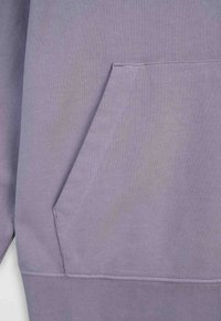 Fioletowa bluza z kapturem z kieszenią kangurzy, z ribbowanym dołem i mankietami. Wykonana z miękkiego materiału o gładkiej fakturze i szwowych detalach.