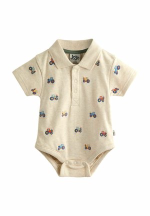 Beige babyromper met korte mouwen, kraag, drukknoopsluiting en een kleurrijk patroon van tractoren over de hele romper gedrukt.