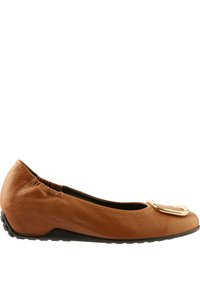 Ballerines en cuir marron avec un bout arrondi, présentant un accent en métal doré et une surface texturée. Semelle en caoutchouc noir.