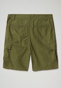 Olivgrüne Cargo-Shorts mit Gürtelschlaufen, zwei Gesäßtaschen mit Paspel und seitlichen Klappentaschen auf einem schlichten Hintergrund.