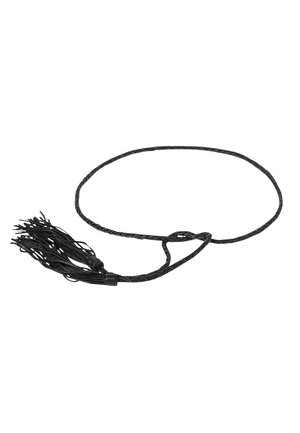 Czarny pleciony skórzany pasek z frędzlami na końcu, uformowany w pętlę z luźnym węzłem na białym tle.