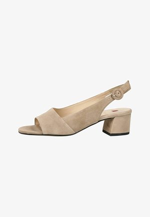 Sandalia slingback de ante beige con puntera abierta, correa con hebilla redonda y tacón bajo y grueso.