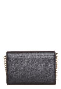 Černá kožená peněženka s hrubou texturou, zdobená zlatým řetízkem a obdélníkovým tvarem, navržená pro kompaktní uskladnění.