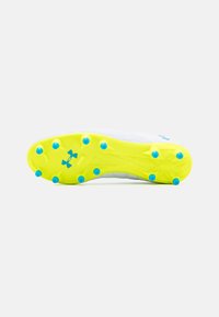 Il tacchetto presenta una parte superiore bianca con design testurizzato, suola gialla e tacchetti blu. Il logo Under Armour è ben visibile nella parte inferiore.