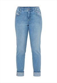 Hellblaue Jeans aus Denim mit umgeschlagenen Bündchen, elastischem Bund, vorderer Knopfleiste und Taschen vor weißem Hintergrund.