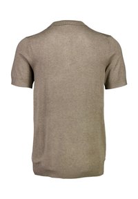Camisa polo de manga corta color caqui con cuello plano, puños acanalados y dobladillo recto. La tela es suave con una textura lisa.