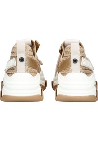 Sneaker mit einem beige geflochtenen Obermaterial, tanfarbenen Akzenten, einer weißen, klobigen Sohle und einer Rückziehschlaufe mit kontrastierenden Logo-Details.