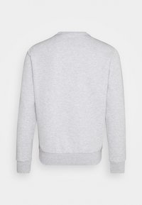 Sudadera gris con cuello redondo, mangas largas y puños de canalé. Hecha de una tela suave y texturizada con un color sólido y sin patrones.