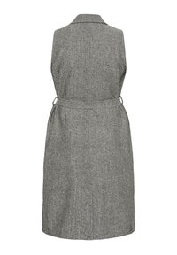 Siva haljina s herringbone uzorkom, s ovratnikom, bez rukava i remenom u struku. Glatka tekstura i dužina do koljena.