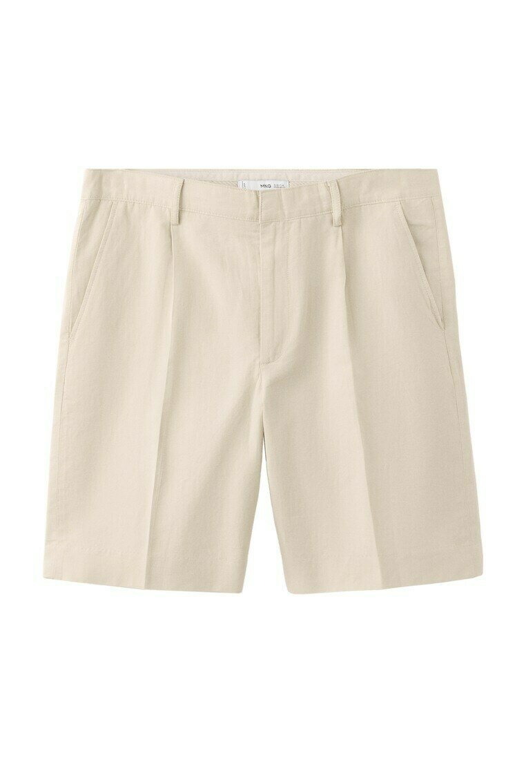 Shorts en coton beige arrivant au genou, avec passants pour ceinture, poches latérales et fermeture éclair à l'avant, posés à plat sur un fond blanc.
