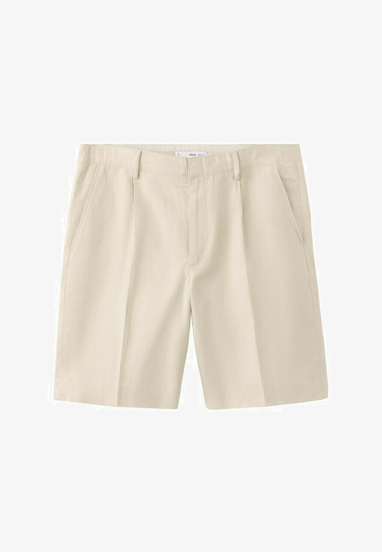 Shorts en coton beige arrivant au genou, avec passants pour ceinture, poches latérales et fermeture éclair à l'avant, posés à plat sur un fond blanc.
