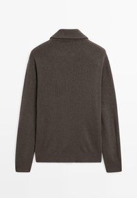 Dunkelbrauner gerippter Pullover mit umgeschlagenem Kragen, langen Ärmeln und tailliertem Saum, gefertigt aus einem weichen, strukturierten Material.