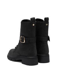 Melnās potītes zābakos no teksturētas sintētiskās ādas ir sānu sprādze, apaļa purngala forma un masīva gumijas zole ar saskaņotu aparatūru.