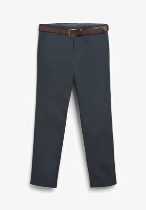 Donkerblauwe broek van gestructureerde stof, voorzien van een bruine leren riem, voorzakken en een rechte pijp.