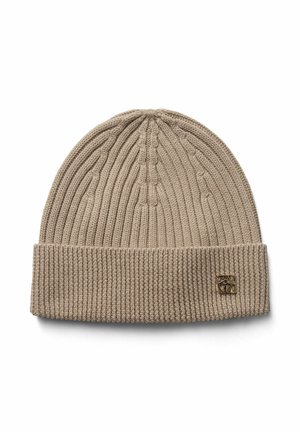Beige strikhue i uld med rib- og kabelmønstre samt en foldet kant med et lille metal firkantet logo.