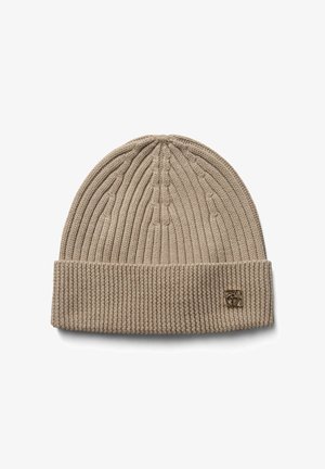 Beige gebreide wollen muts met ribbels en kabelpatronen en een omgeslagen rand met een klein metalen vierkant logo.