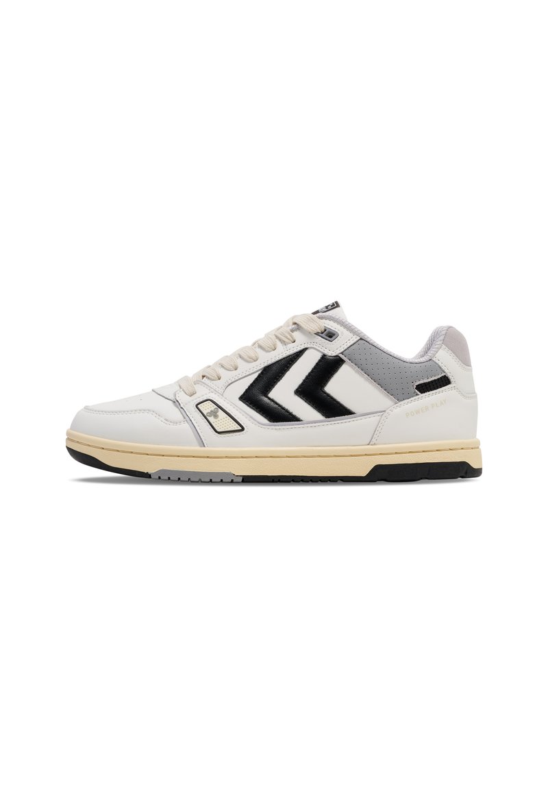 Hvit og grå sneakers med svarte detaljer, laget av lær og mesh-materialer, rund tå, tykk såle og fremtredende chevron-logo design.