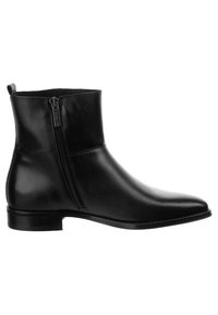Černá kožen�á kotníková bota s hladkým povrchem, bočním zipem, špičatou špičkou a nízkým patem. Obsahuje minimální prošívání.