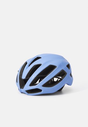 Casque de cyclisme bleu clair au design épuré, doté de plusieurs fentes de ventilation et d'une finition mate. Intérieur ajustable pour un maintien sécurisé.