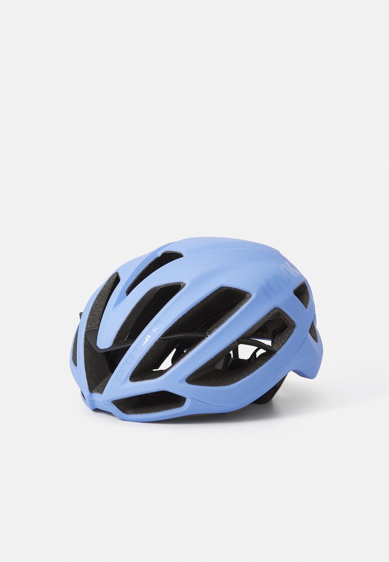Jasnoniebieski kask rowerowy o eleganckim designie, z wieloma otworami wentylacyjnymi i matowym wykończeniem. Regulowane wnętrze zapewniające pewne dopasowanie.