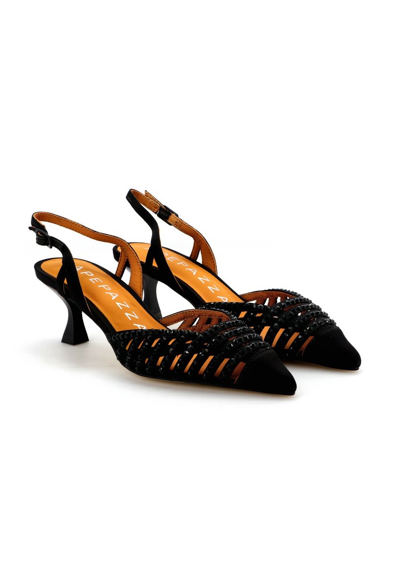 Décolleté neri con cinturino posteriore e punta affusolata, caratterizzati da un design intrecciato, con una tomaia testurizzata e un tacco basso e spesso. Soletta color nocciola visibile.
