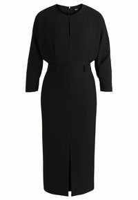 Svart klänning med långa ärmar, rund halsringning, midjebälte och en framtill slits. Tillverkad av ett slätt tyg med minimal detaljering.