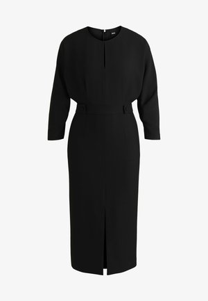 Robe noire à manches longues, encolure ronde, ceinture à la taille et fente à l'avant. Fabriquée en tissu lisse avec un minimum de détails.